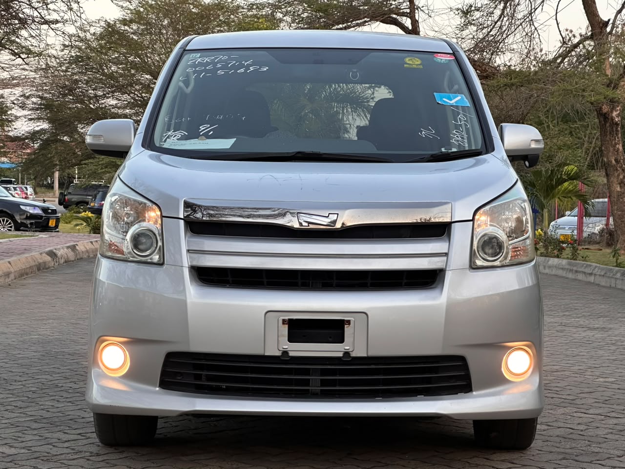 TOYOTA NOAH